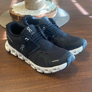 On Running Running Cloud 5 Womans Running Shoes - Black/White SZ-7.5